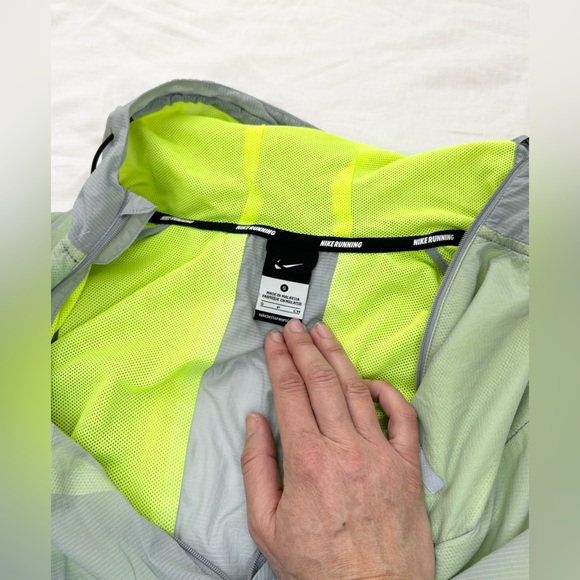 Nike Men's Cyclone Light Weight Jacket Running Hoodie Packable Grey/Green - Picture 7 of 13